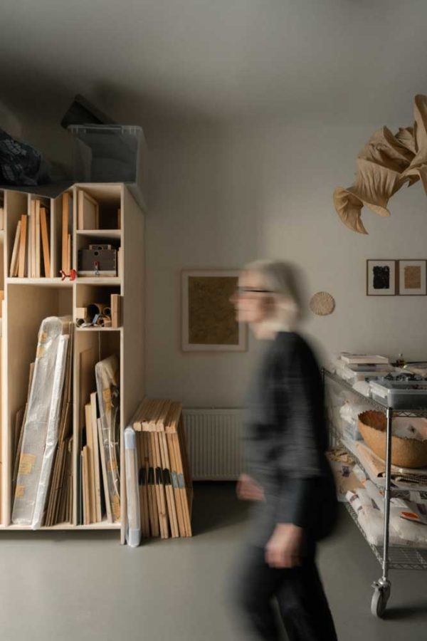 Loes in atelier